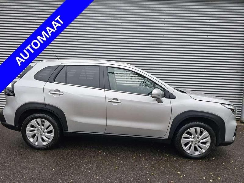 Grijs Gebruikt 2023 Suzuki SX4 S-Cross SUV | € 25.650 (Eerlijke prijs) - Afbeelding 1/4