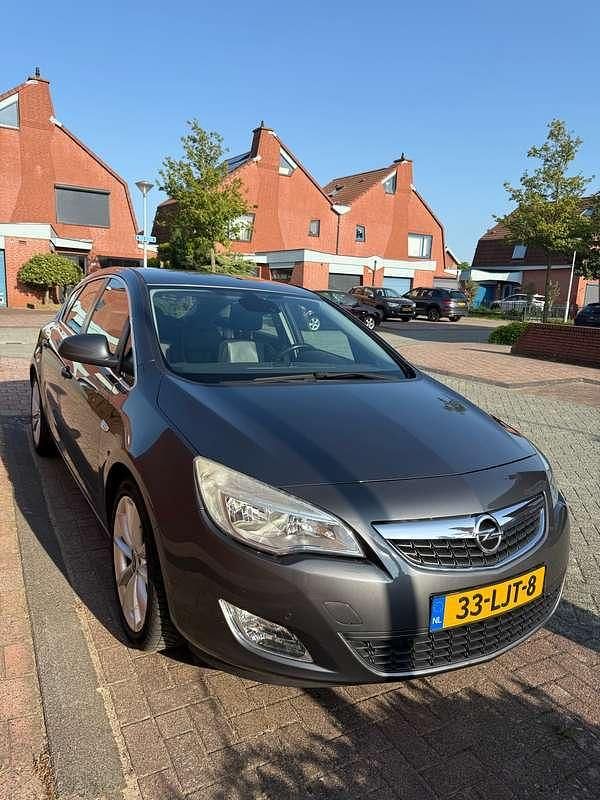 Grijs Gebruikt 2010 Opel Astra Cosmo MPV | € 3.999 (Eerlijke prijs) - Afbeelding 1/4