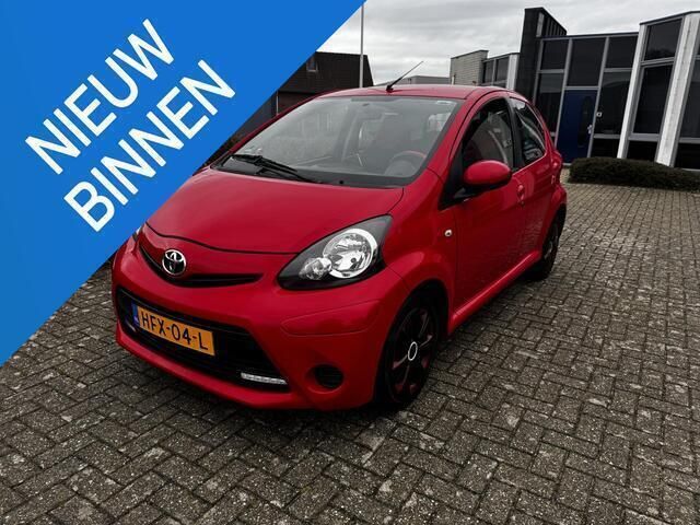 Rood Gebruikt 2012 Toyota Aygo Hatchback | € 3.950 (Goede deal) - Afbeelding 1/4