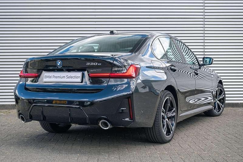 Occasion BMW 330e Comfort Edition 292 PK (214 kW) 2025 Saphirschwarz (donker zwart metallic) Sedan