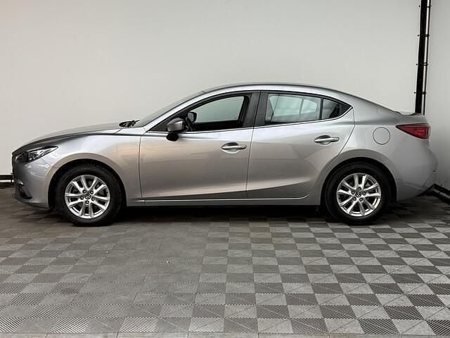 Grijs Gebruikt 2015 Mazda 3 Sedan | € 9.975 (Goede deal) - Afbeelding 1/4