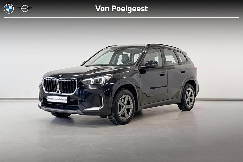 Zwart (metallic) Occasion 2024 BMW X1 Comfort Edition SUV | € 39.900 (Goede deal) - Afbeelding 1/4