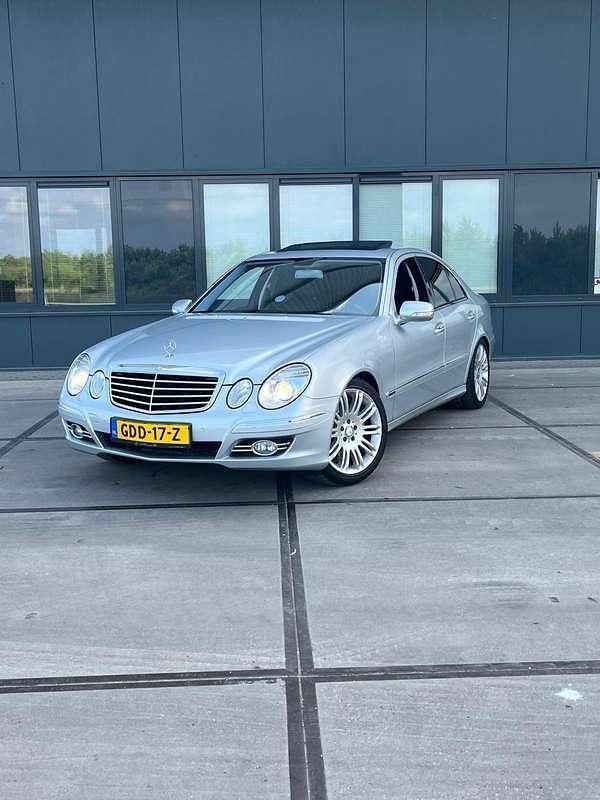 Grijs Gebruikt 2008 Mercedes E350 Avantgarde Sedan | € 12.900 (Duur) - Afbeelding 1/4