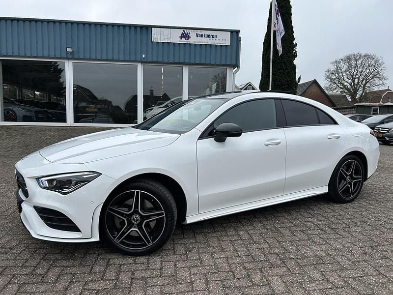 Wit Occasion 2024 Mercedes CLA250e AMG line Sedan | € 33.495 (Goede deal) - Afbeelding 1/4