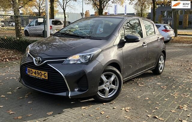 Grijs Gebruikt 2015 Toyota Yaris Style Hatchback | € 11.950 (Eerlijke prijs) - Afbeelding 1/4