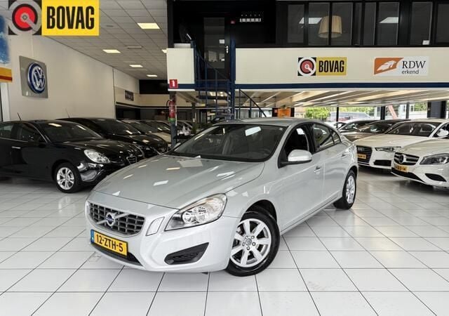 Grijs Gebruikt 2013 Volvo S60 Kinetic Sedan | € 12.950 (Eerlijke prijs) - Afbeelding 1/4