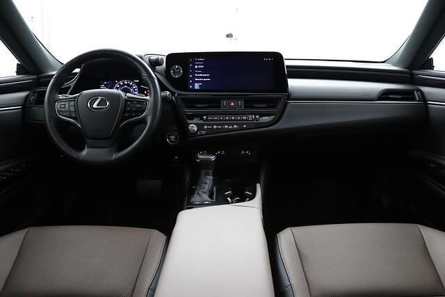 Occasion Lexus ES300H Business Edition 218 PK (160 kW) 2023 Grijs (metallic) Sedan