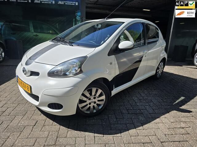 Wit Gebruikt 2010 Toyota Aygo X-cite Hatchback | € 4.750 (Iets duurder) - Afbeelding 1/4