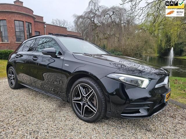 Zwart Gebruikt 2022 Mercedes A250 AMG line Hatchback | € 31.999 (Eerlijke prijs) - Afbeelding 1/4