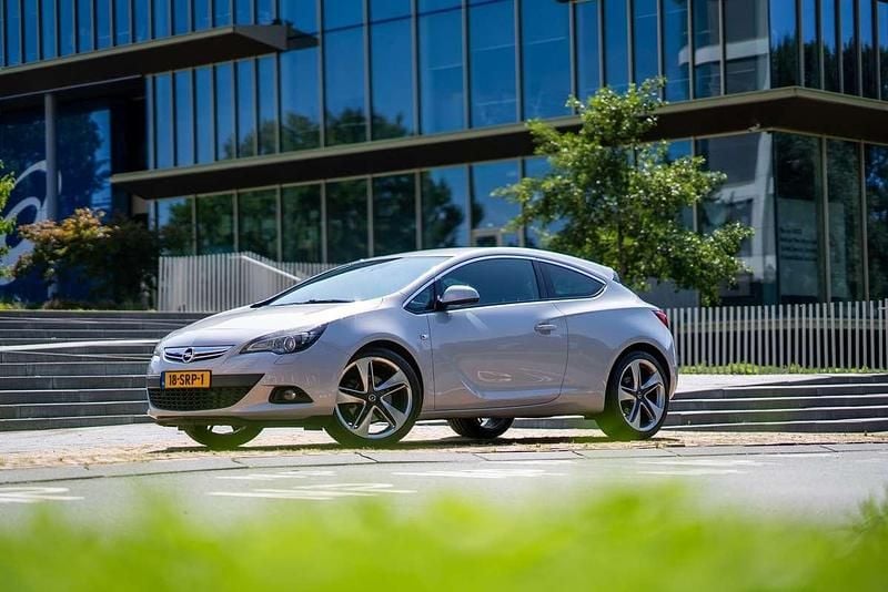 Wit Occasion 2011 Opel Astra GTC Hatchback | € 6.000 (Eerlijke prijs) - Afbeelding 1/4