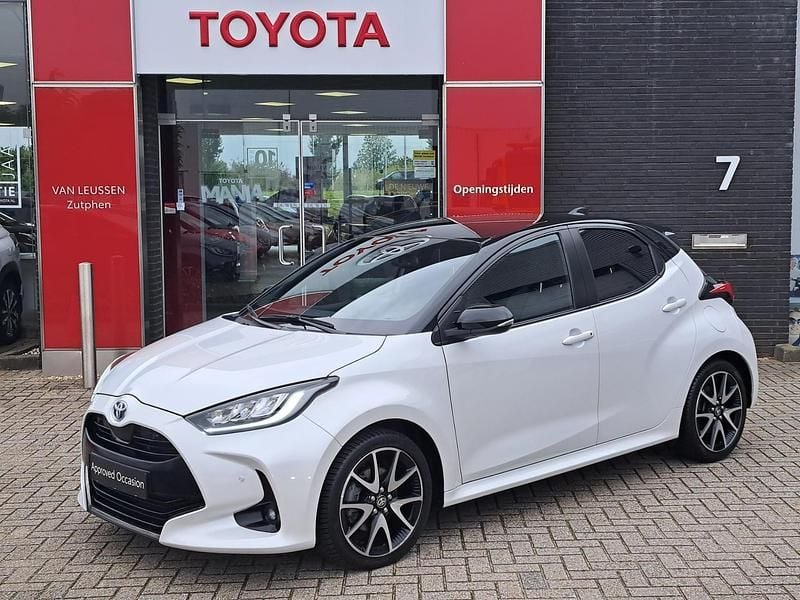 Zwart Gebruikt 2022 Toyota Yaris Hybrid Executive Hatchback | € 24.400 (Iets duurder) - Afbeelding 1/4