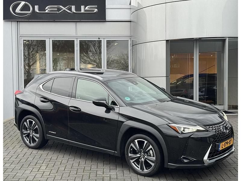 Zwart Occasion 2021 Lexus UX SUV | € 28.390 (Goede deal) - Afbeelding 1/4