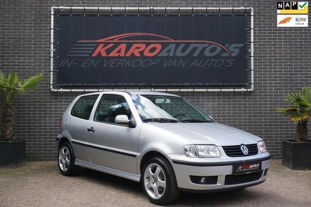 Grijs, metallic lak Gebruikt 2001 VW Polo Trendline Hatchback | € 1.750 (Eerlijke prijs) - Afbeelding 1/4