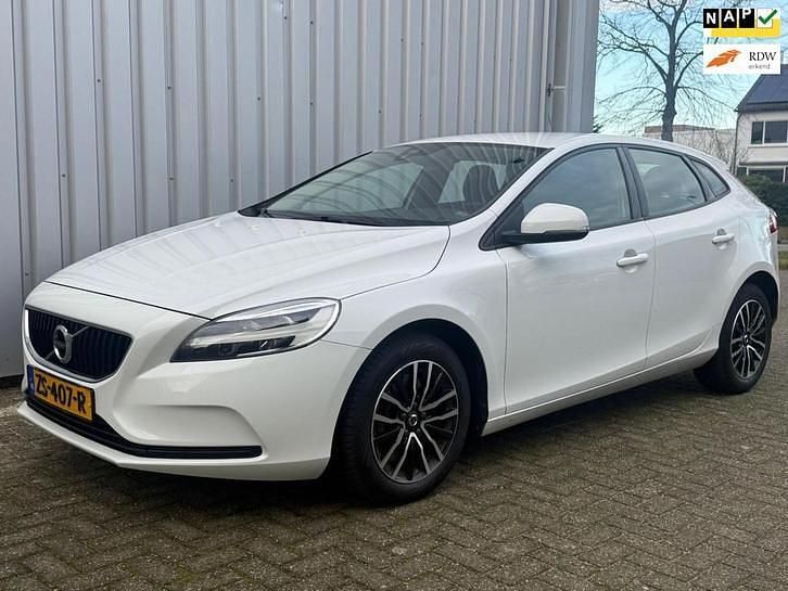Wit Gebruikt 2019 Volvo V40 Hatchback | € 10.950 (Iets duurder) - Afbeelding 1/4