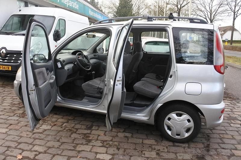 Grijs (metallic) Occasion 2000 Toyota Yaris Verso Sol MPV | € 1.995 (Goede deal) - Afbeelding 1/4