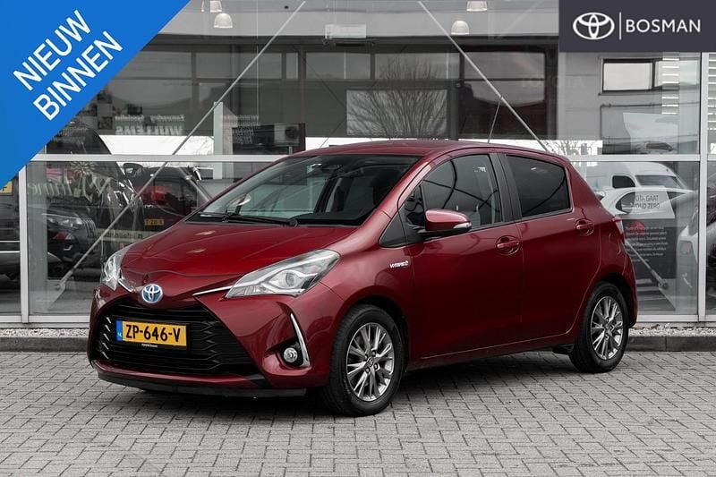 Rood Occasion 2019 Toyota Yaris Hybrid Hatchback | € 16.549 (Goede deal) - Afbeelding 1/4
