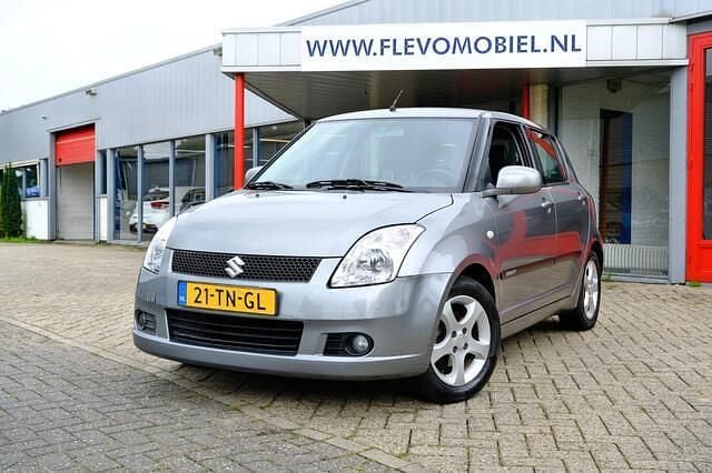 Grijs, metallic lak Gebruikt 2006 Suzuki Swift Exclusive Hatchback | € 5.450 (Eerlijke prijs) - Afbeelding 1/4