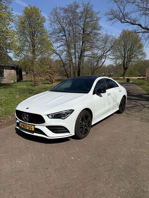 Wit Gebruikt 2020 Mercedes CLA250e Sedan | € 30.950 (Eerlijke prijs) - Afbeelding 1/4