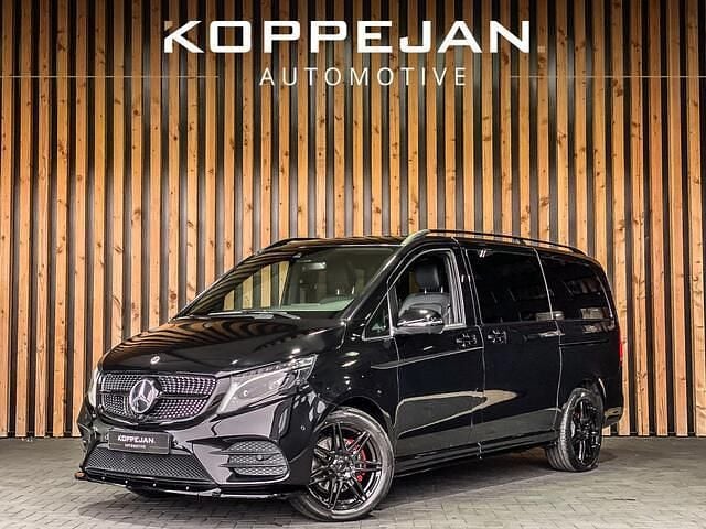 Zwart (metallic) Gebruikt 2024 Mercedes V300 AMG MPV | € 67.950 (Eerlijke prijs) - Afbeelding 1/4