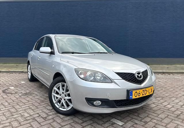 Grijs (metallic) Occasion 2008 Mazda 3 Sense Hatchback | € 2.444 (Eerlijke prijs) - Afbeelding 1/4