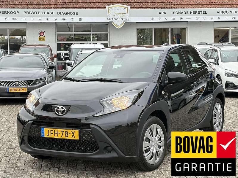 Zwart Occasion 2024 Toyota Aygo X Play SUV | € 16.750 (Goede deal) - Afbeelding 1/3