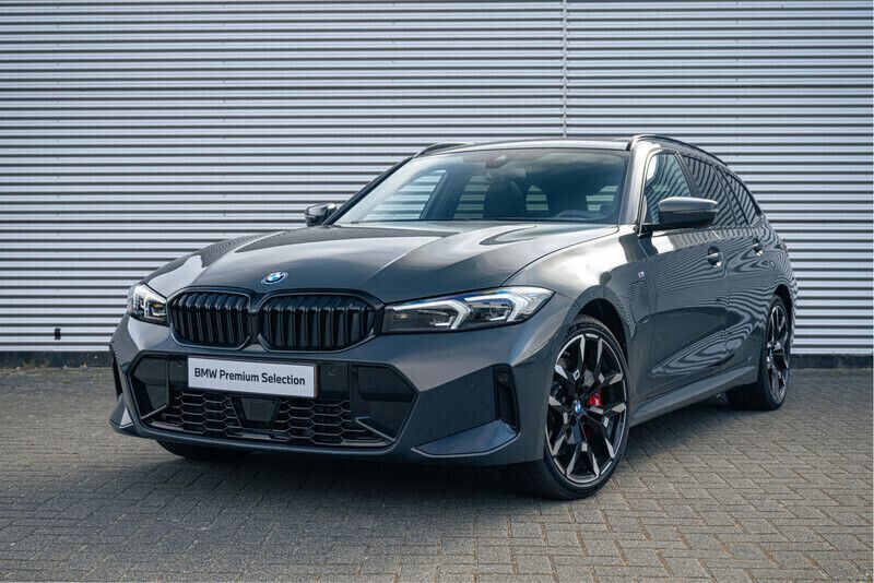 Grijs Gebruikt 2025 BMW 330e M Sport Stationwagen | € 68.950 - Afbeelding 1/4