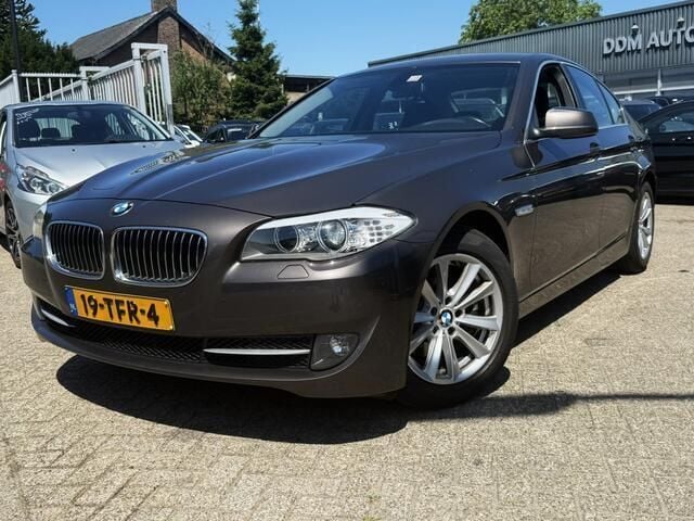 Bruin Gebruikt 2012 BMW 520 Executive Sedan | € 7.950 (Eerlijke prijs) - Afbeelding 1/4
