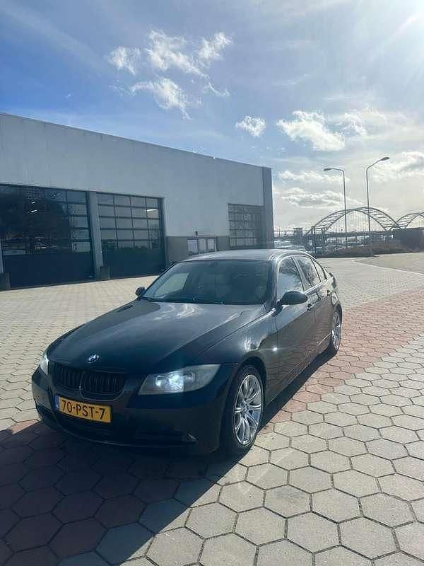 Zwart Gebruikt 2007 BMW 318 Sedan | € 3.500 (Eerlijke prijs) - Afbeelding 1/4