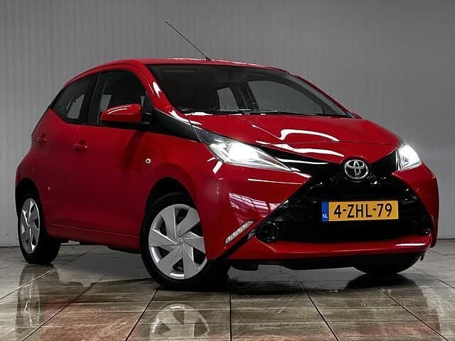 Occasion Toyota Aygo X-play 69 PK (50 kW) 2015 Rood Hatchback