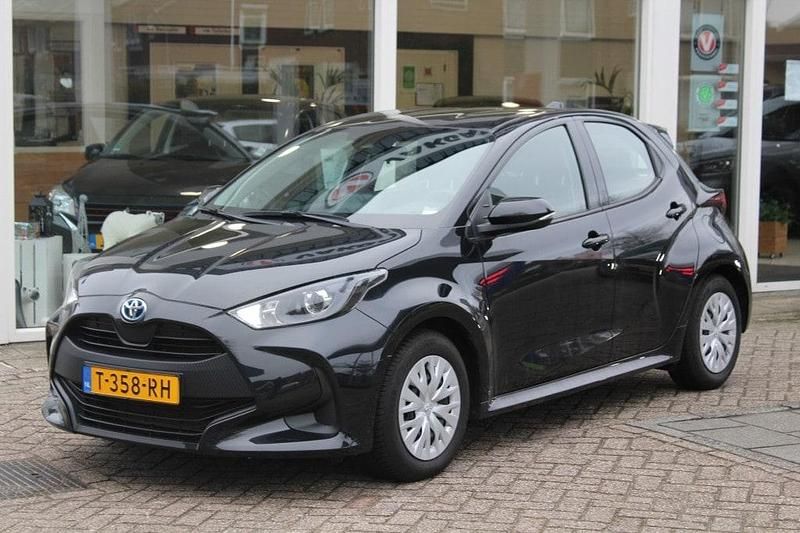 Zwart Occasion 2023 Toyota Yaris Active Hatchback | € 19.950 (Eerlijke prijs) - Afbeelding 1/4