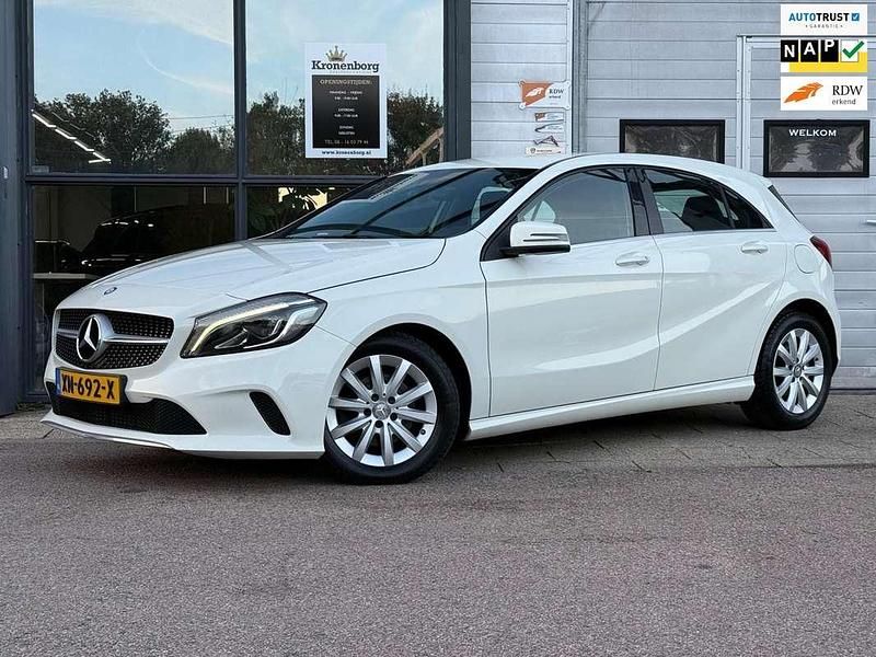 Wit Gebruikt 2015 Mercedes A180 Prestige Hatchback | € 16.750 (Eerlijke prijs) - Afbeelding 1/4