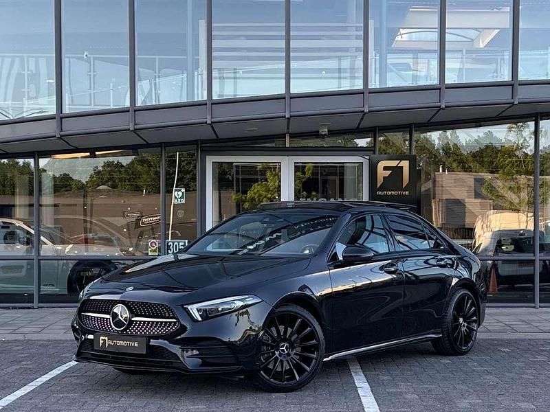 Zwart (metallic) Occasion 2023 Mercedes A250 AMG Sedan | € 36.890 (Iets duurder) - Afbeelding 1/4