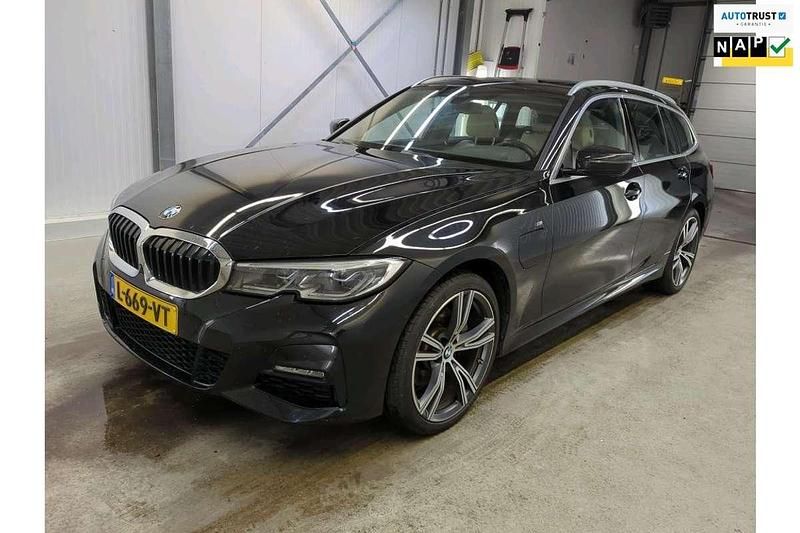 Zwart Gebruikt 2021 BMW 320e M Sport Stationwagen | € 25.945 (Eerlijke prijs) - Afbeelding 1/4