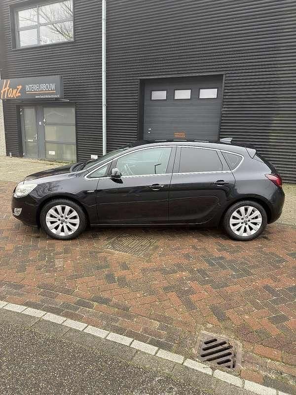 Occasion Opel Astra Cosmo 140 PK (102 kW) 2011 Zwart Hatchback