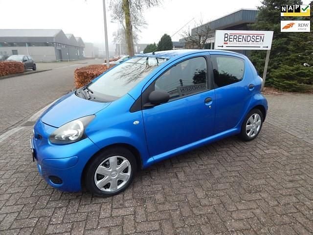 Blauw (metallic) Gebruikt 2011 Toyota Aygo Cool Hatchback | € 2.295 (Eerlijke prijs) - Afbeelding 1/4