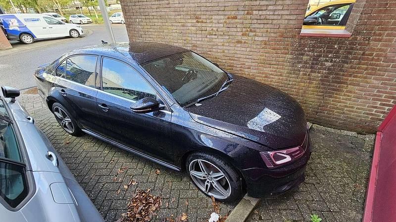 Zwart Gebruikt 2013 VW Jetta Highline Sedan | € 3.750 - Afbeelding 1/4