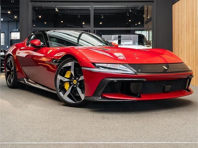 Rood (metallic) Gebruikt 2025 Ferrari 12Cilindri Coupé | € 699.995 - Afbeelding 1/4