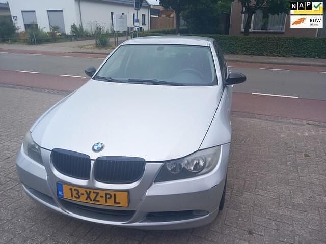 Grijs Gebruikt 2005 BMW 320 Sedan | € 2.150 (Goede deal) - Afbeelding 1/4