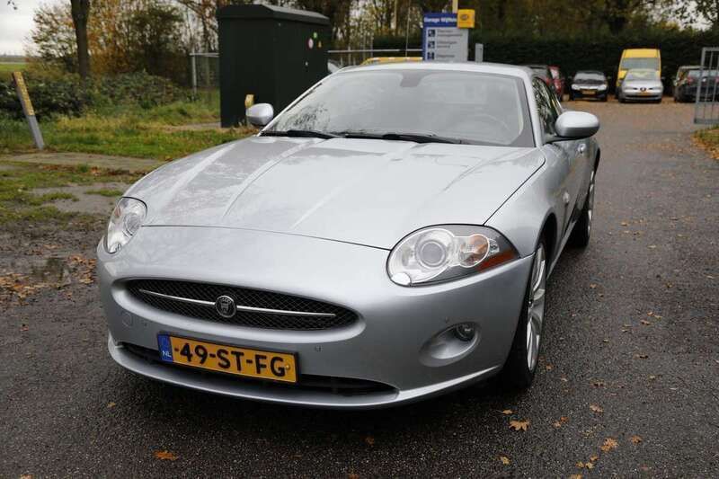 Grijs, metallic lak Gebruikt 2006 Jaguar XK Coupé | € 19.000 - Afbeelding 1/4