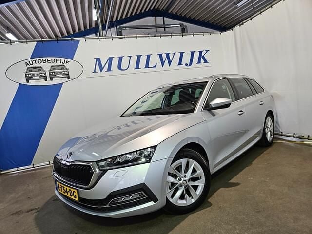 Grijs, metallic lak Gebruikt 2020 Skoda Octavia Business Line Stationwagen | € 17.950 (Iets duurder) - Afbeelding 1/4