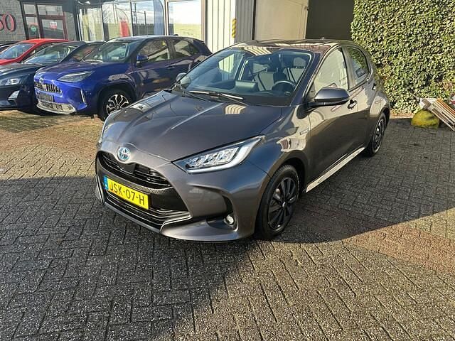 Grijs Occasion 2021 Toyota Yaris Style Hatchback | € 18.750 (Goede deal) - Afbeelding 1/4