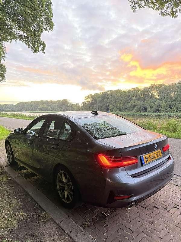 Gebruikt 2022 BMW 318 Sedan | € 32.900 (Goede deal) - Afbeelding 1/4