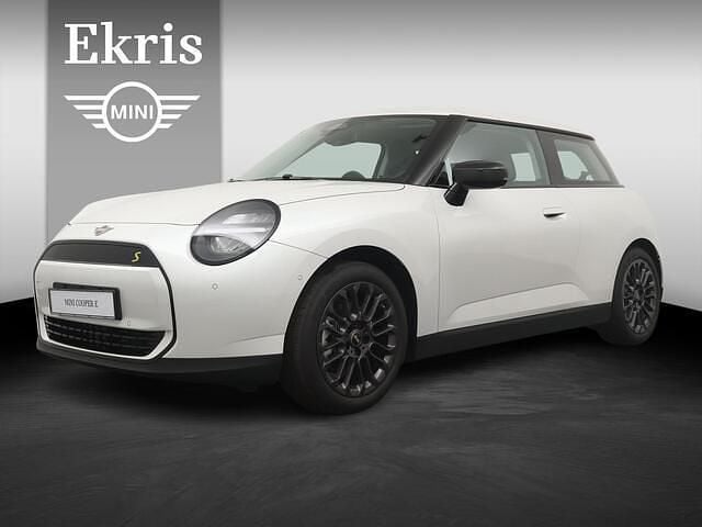Wit Nieuw 2025 Mini Cooper SE Essential Hatchback | € 33.634 (Super prijs) - Afbeelding 1/4