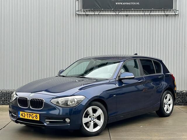 Blauw (metallic) Occasion 2012 BMW 116 Sport Line Hatchback | € 5.995 (Eerlijke prijs) - Afbeelding 1/4