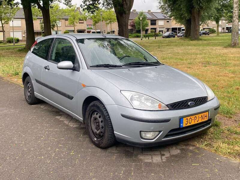 Blauw Gebruikt 2004 Ford Focus Futura Hatchback | € 1.200 (Eerlijke prijs) - Afbeelding 1/4