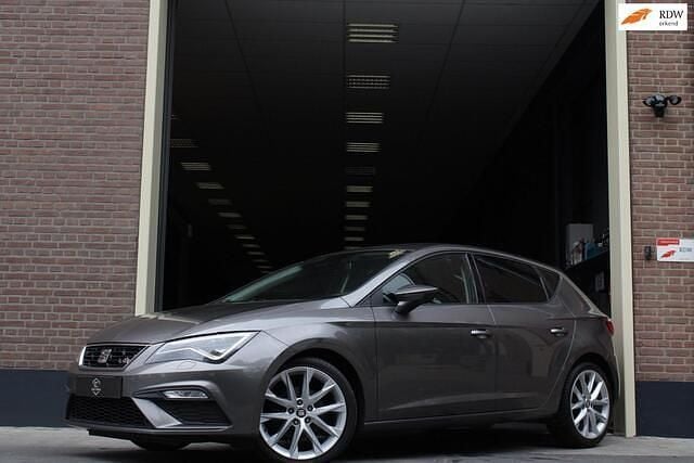 Grijs Gebruikt 2017 Seat Leon FR Hatchback | € 12.990 (Eerlijke prijs) - Afbeelding 1/4