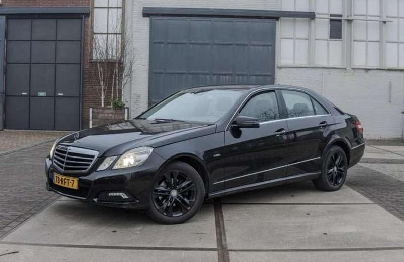 Zwart Occasion 2010 Mercedes E220 Avantgarde Sedan | € 10.500 (Eerlijke prijs) - Afbeelding 1/4