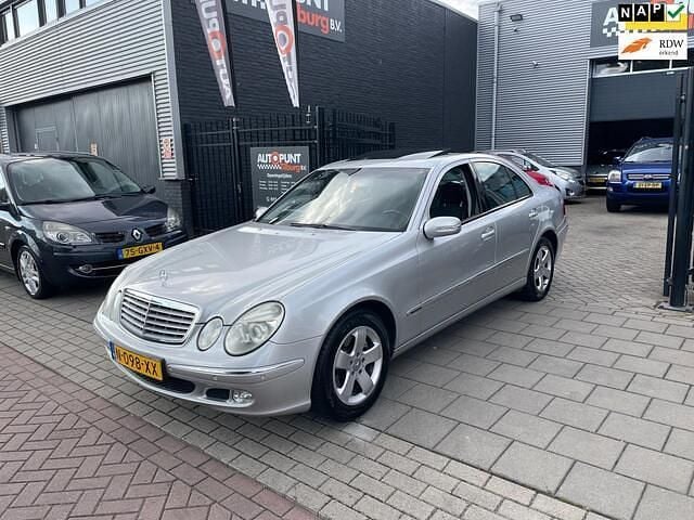 Grijs Gebruikt 2004 Mercedes E240 Elegance Sedan | € 4.999 (Eerlijke prijs) - Afbeelding 1/4