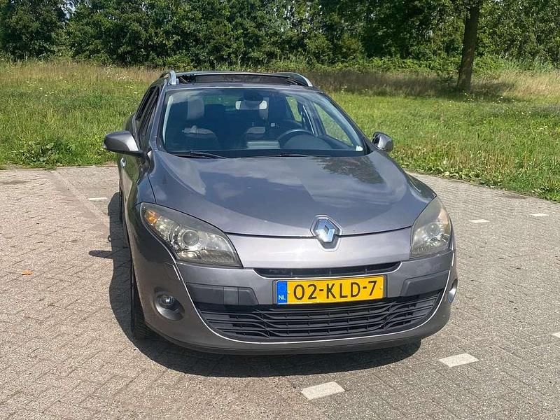 Grijs Gebruikt 2010 Renault Mégane GrandTour Expression Stationwagen | € 2.500 (Eerlijke prijs) - Afbeelding 1/4