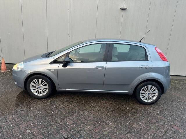 Grijs Gebruikt 2006 Fiat Grande Punto Hatchback | € 1.750 (Eerlijke prijs) - Afbeelding 1/4